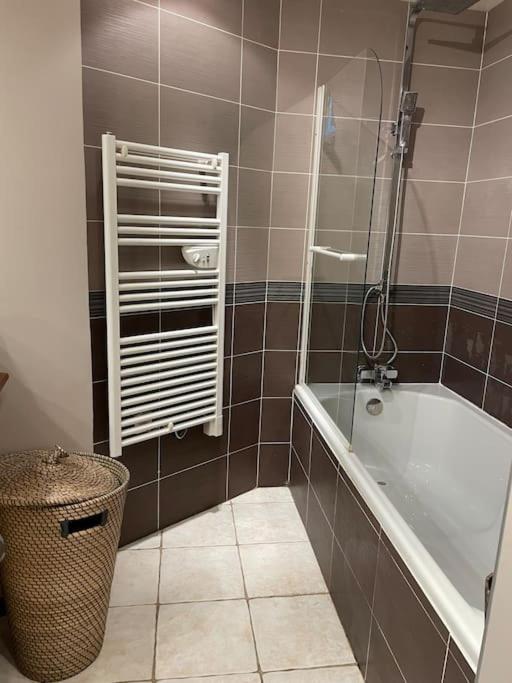 סנליס Appartement Sur Le Parvis De La Cathedrale מראה חיצוני תמונה
